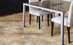 Salle à manger avec plancher en céramique couleur sable
