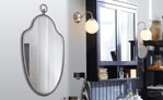 Miroir ovale mur sur le mur de la salle de bain